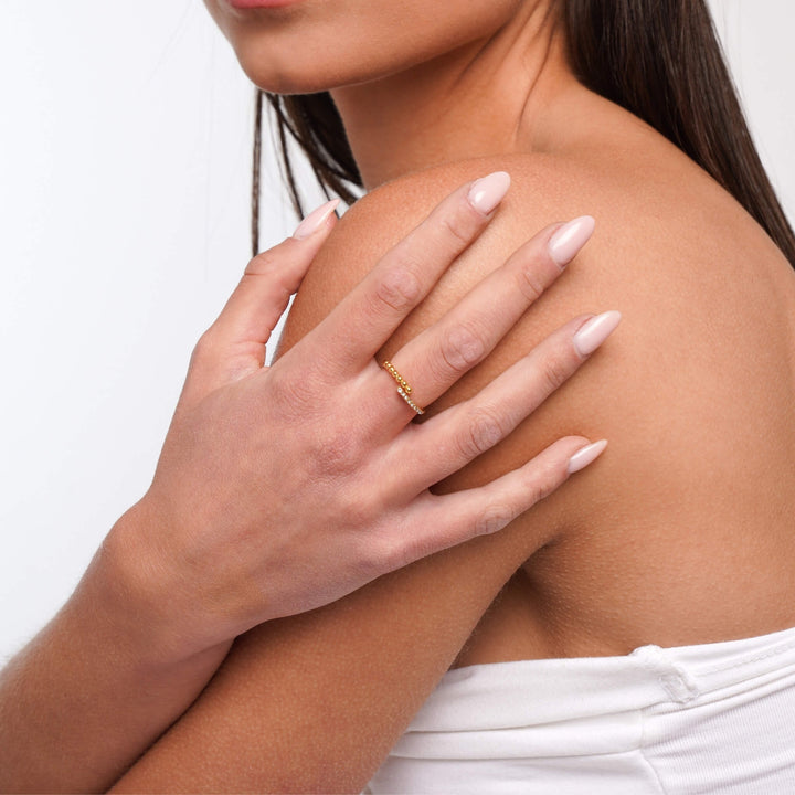 Anello con perline e cristalli