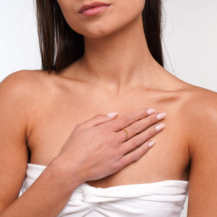 Anello con perline e cristalli