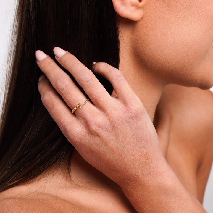 Anello con perline e cristalli